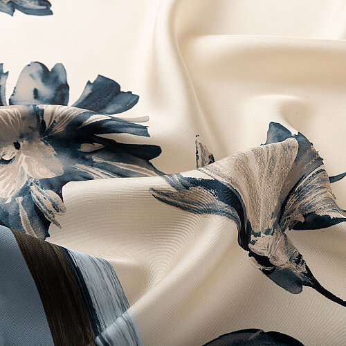 Cream Blue Chrysanthemum Breeze Patterned Silk Scarf - Vismara