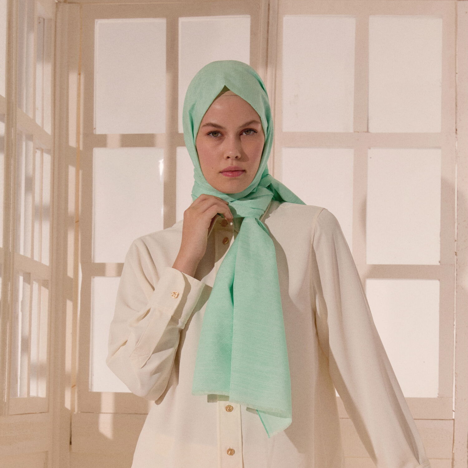 Sciarpa in cotone e seta jacquard con motivo monogramma verde acqua a V - 6