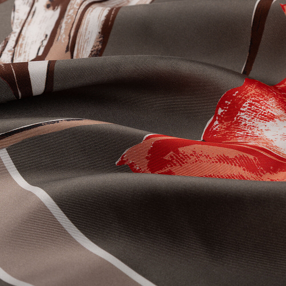 Sciarpa quadrata in seta twill di vismara color rosso visone con motivo camelia - 2