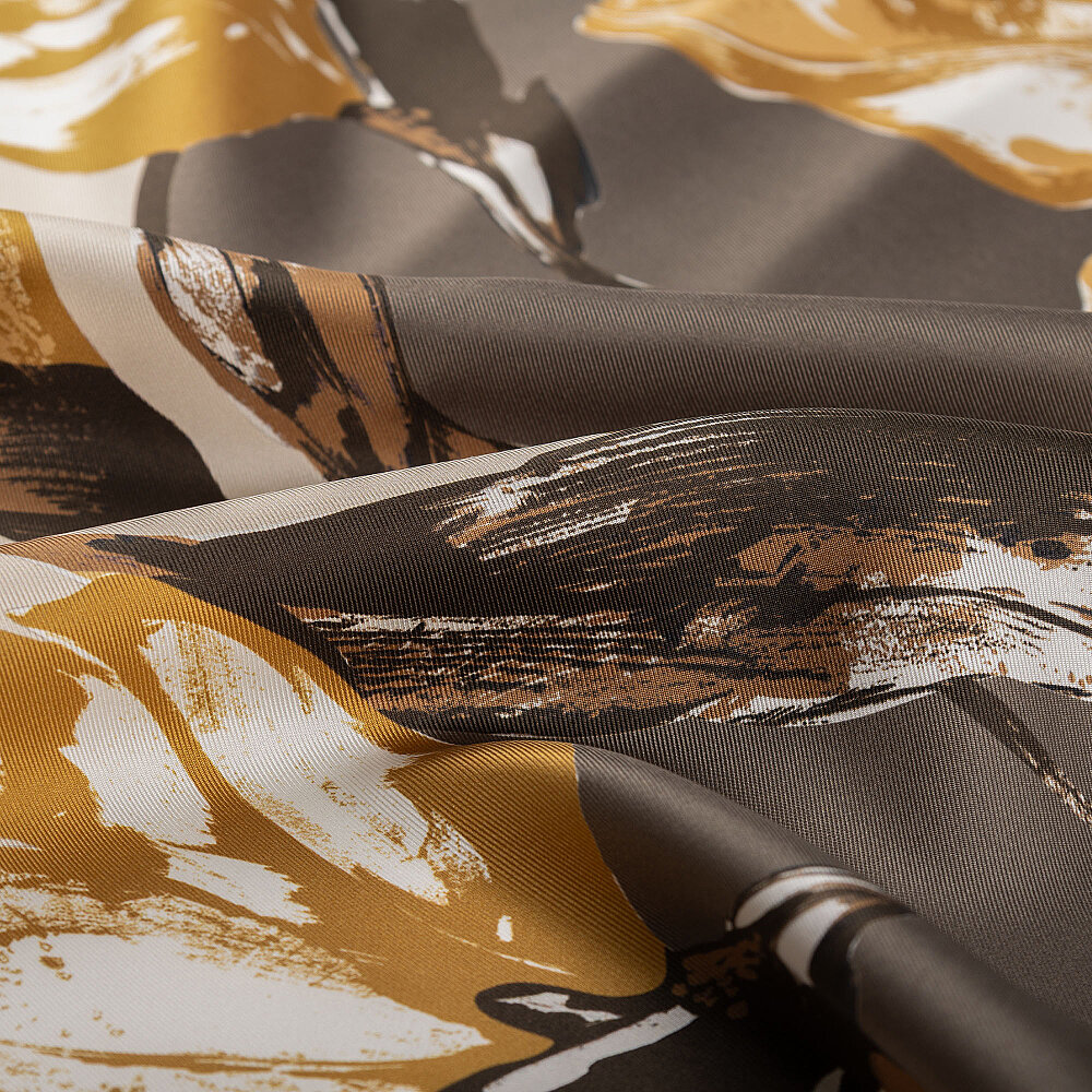 Sciarpa quadrata in seta twill di vismara color giallo visone con motivo camelia - 2