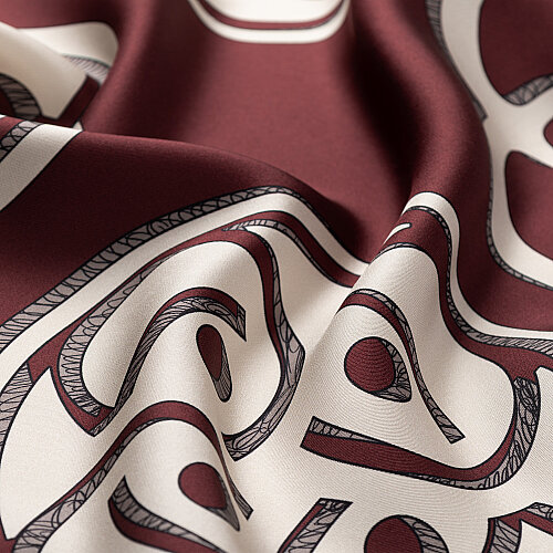Sciarpa quadrata in twill di seta Vismara bordeaux con motivo monogramma. - Vismara