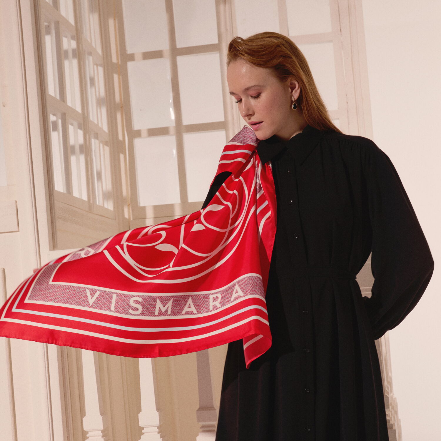 Sciarpa quadrata in twill di seta con motivo a cigno rosso Vismara - 3